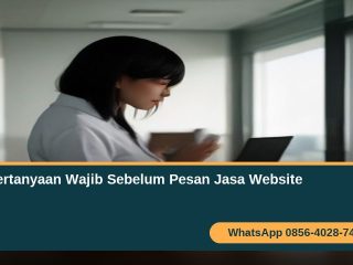 Pertanyaan wajib sebelum pesan jasa pembuatan website - bisnis sedang review mockup dengan laptop - WhatsApp 0856-4028-7456