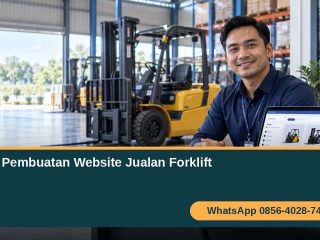 Konsultan menampilkan website katalog jualan forklift di depan forklift pada gudang
