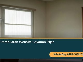 Jasa pembuatan website layanan pijat, terapis merapikan handuk di ruang pijat yang bersih